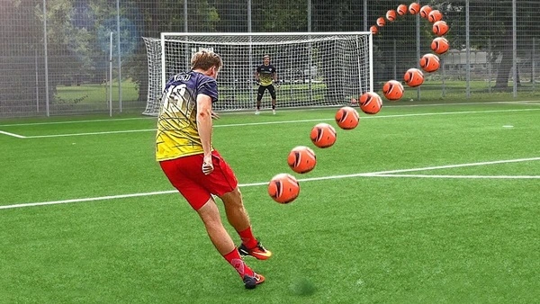 Kỹ thuật sút bóng xoáy Kubet77 : Biến những cú sút thành siêu phẩm đỉnh cao